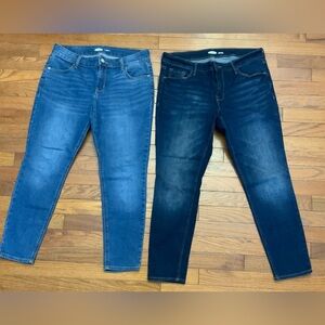 Old Navy Women's Light and Dark Blue  Short Skinny Jeans 2 pairs